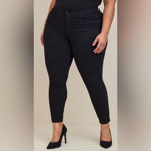 Torrid sky high skinny super soft high-rise jeans. Black white houndstooth.